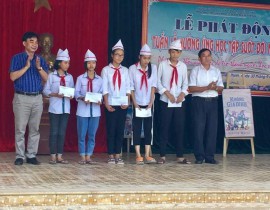 Lãnh đạo PGD&ĐT Diễn Châu trao quà học sinh nghèo vượt khó