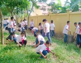 Học sinh Trường THCS Diễn Thịnh lao động vệ sinh khuôn viên trường