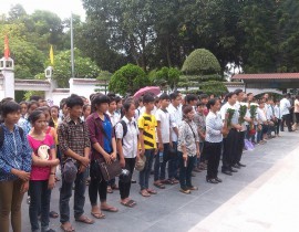 Đoàn học sinh giỏi viếng mộ 10 cô gái thanh niên xung phong tại Ngã Ba Đồng Lộc
